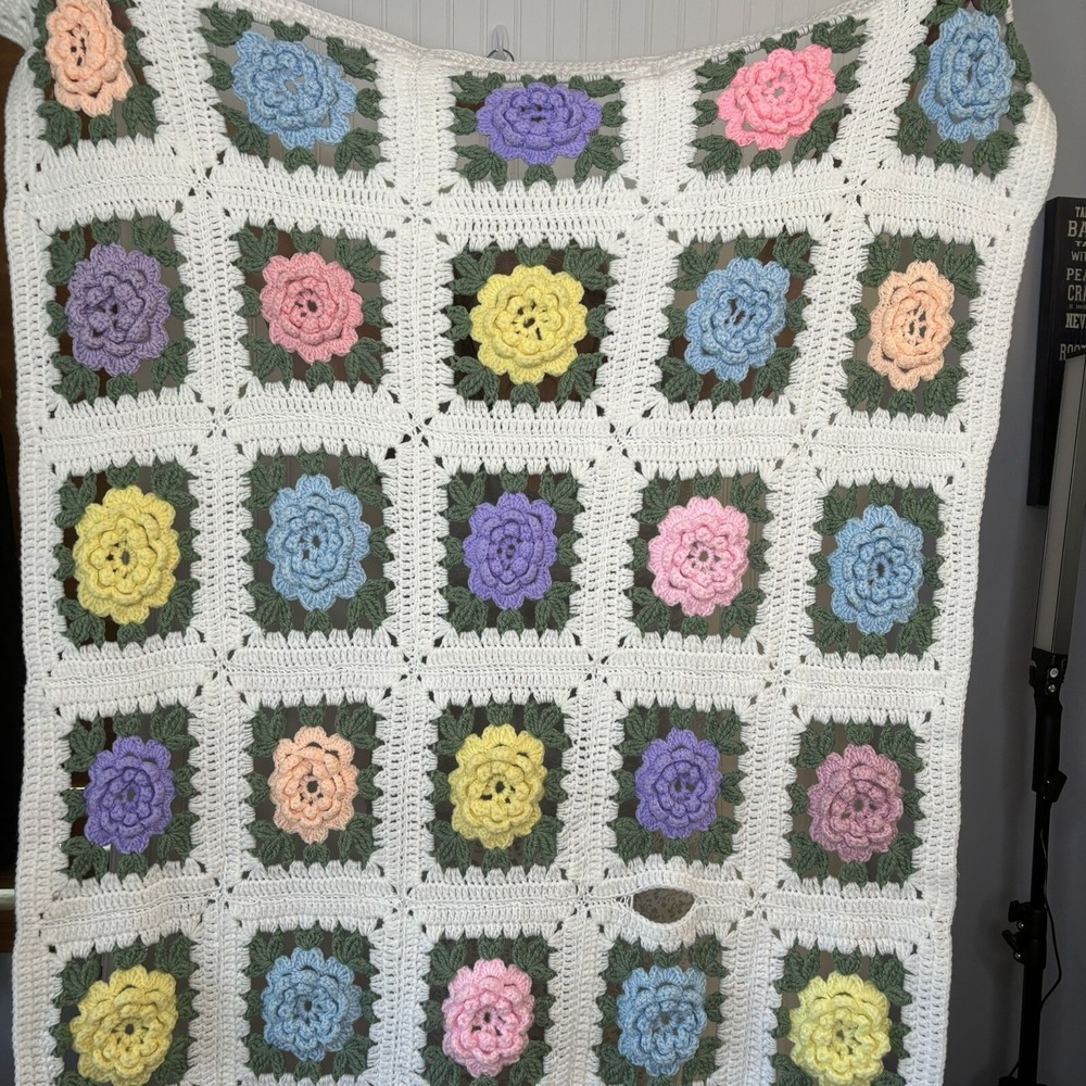Vintage Afghan‎ Crocheted Blanket Throw 3D Roses Farmhouse Boho Cottage Core *
